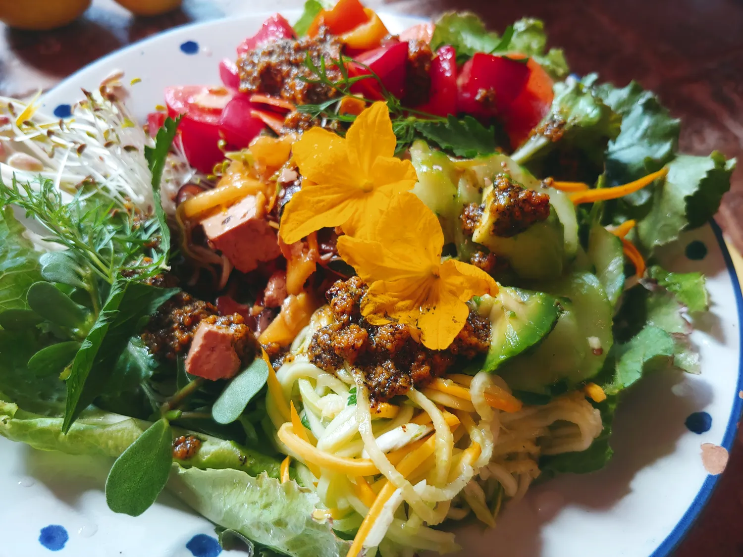 Living salad with edible flowers