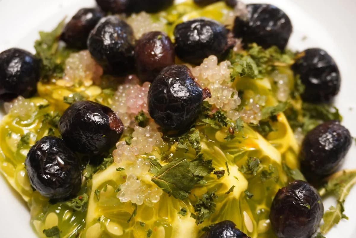 Olives noires, caviar de citron, huile verte et herbes