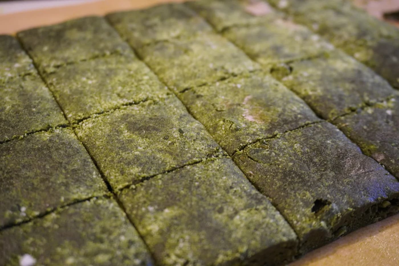 Des barres au matcha, coupées en rectangles, poudrées de vert, sur le papier