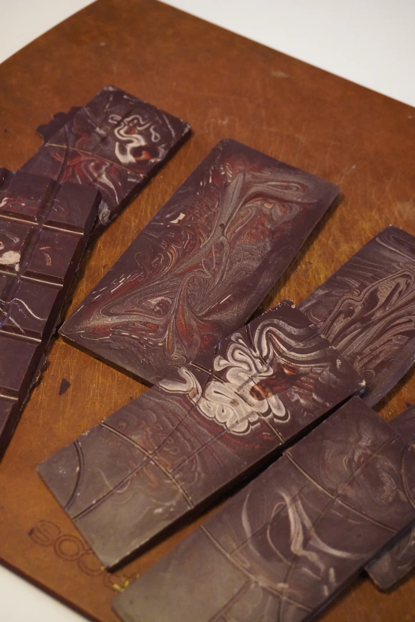 Tablettes de chocolat cru marbrées, posées sur le bois